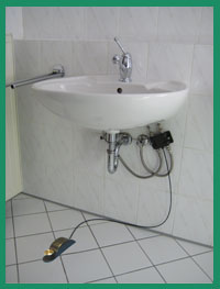 Double valve; mounting with flexible hoses