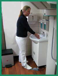 Basins in hospitals; IZI-flow® with a mouse-pedal