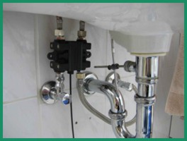 Double valve direct mounting below the basin